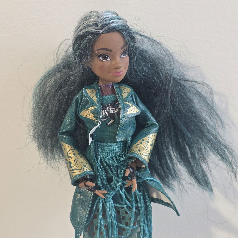 Disney Descendants Uma Pirate Isle Doll W/ Clothes & Boots Poseable EUC - Picture 2 of 4